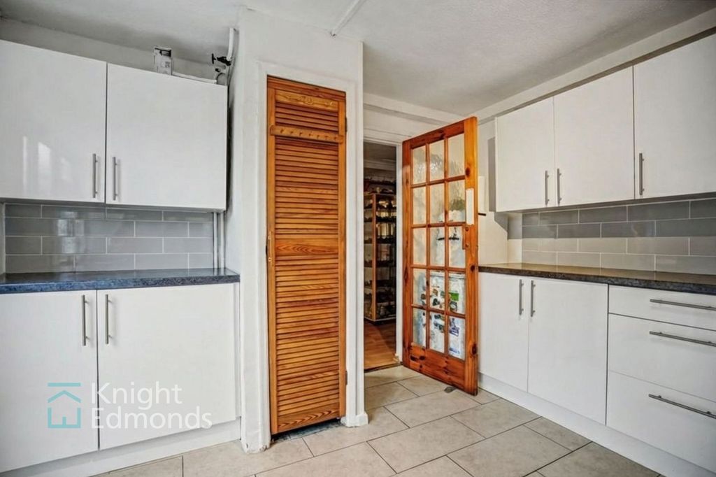 Property photo 3 of 11 Kitchen