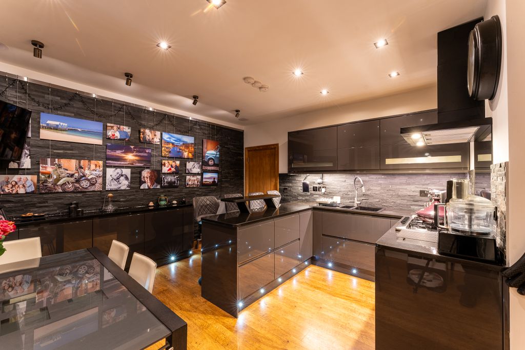Property photo 1 of 30