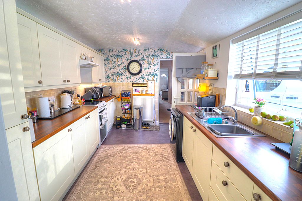 Property photo 3 of 26 Kitchen