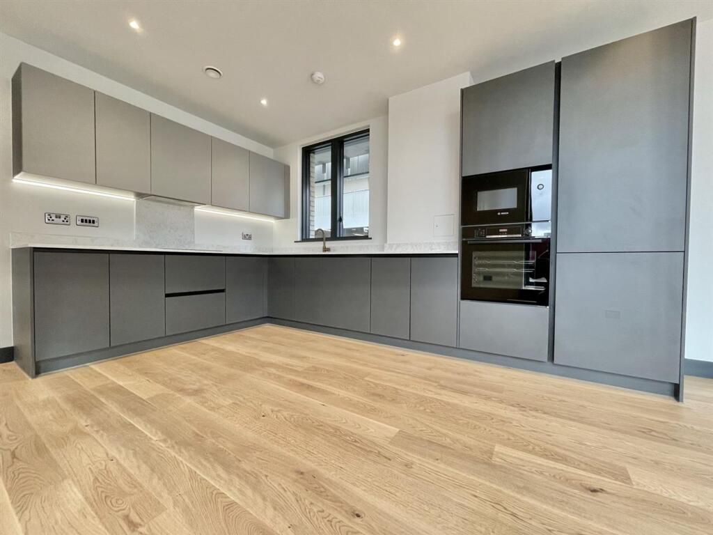 Property photo 1 of 4 2 Bed Flat To Rent Beverley Road, New Malden Kt3