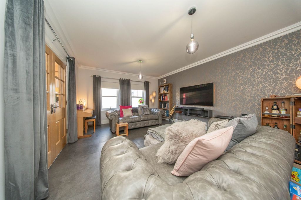 Property photo 2 of 45 Lounge