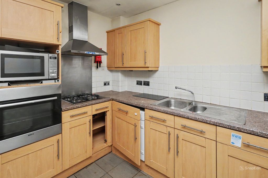 Property photo 2 of 10 Flat 5, 533 Whippendell Road, Watford Wd18 7Qf