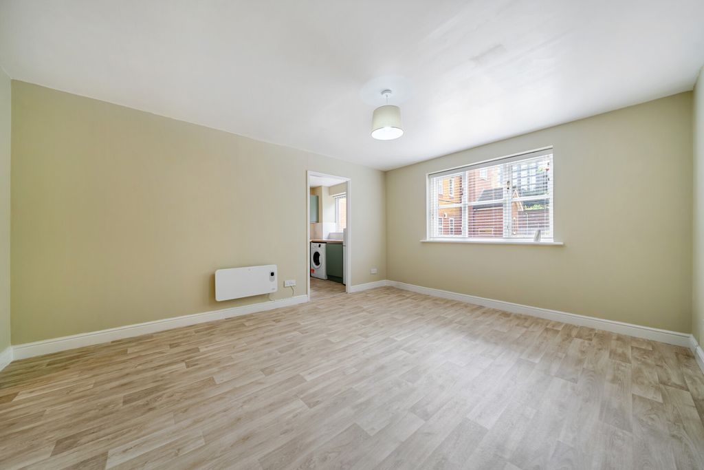 Property photo 2 of 18 1524068-7-1A0B451...
