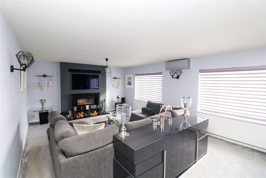 Property photo 3 of 31 Lounge