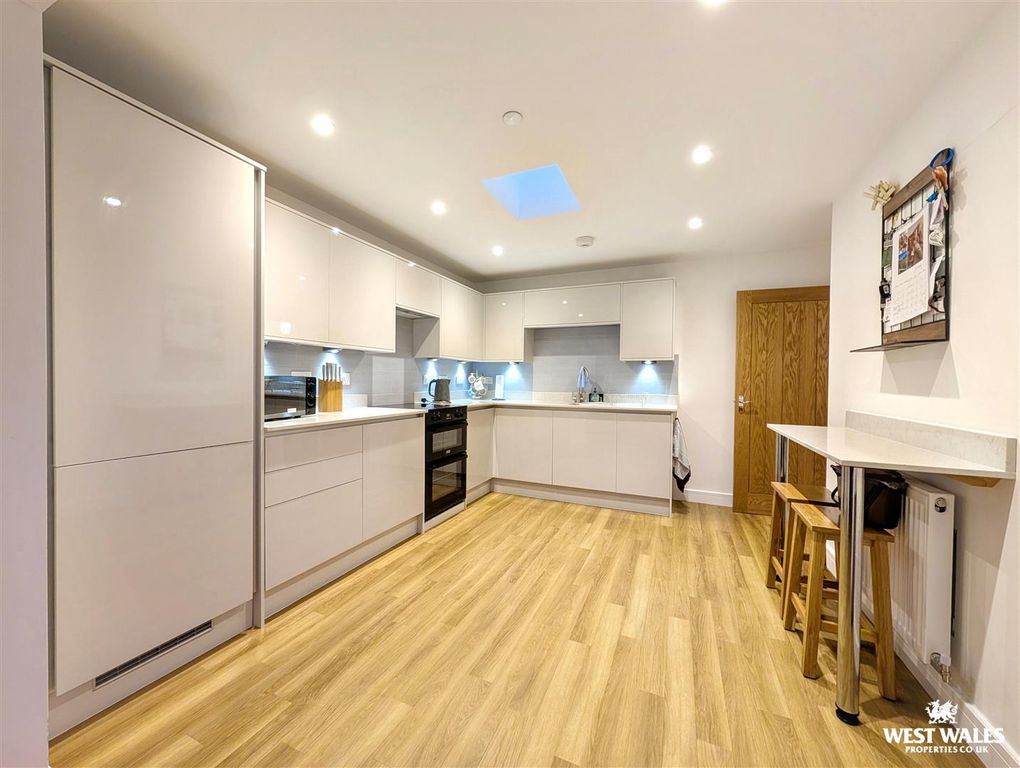 Property photo 2 of 20 1000143956.Jpg