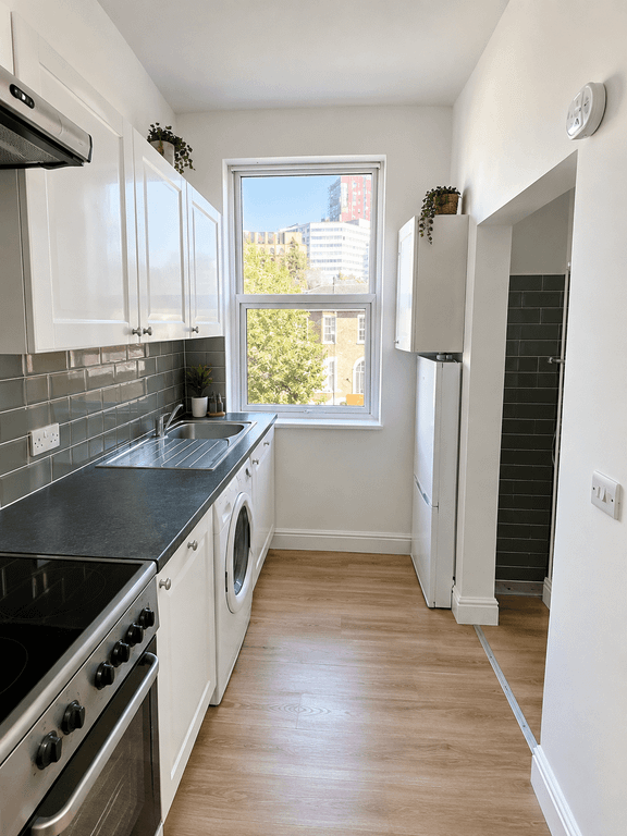 Property photo 1 of 5 2 Bed Flat To Rent Oakfield Road, London Cr0.