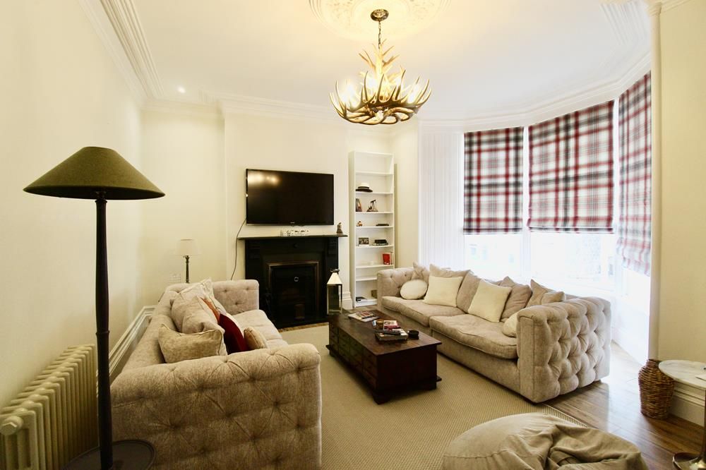 Property photo 3 of 16 Lounge