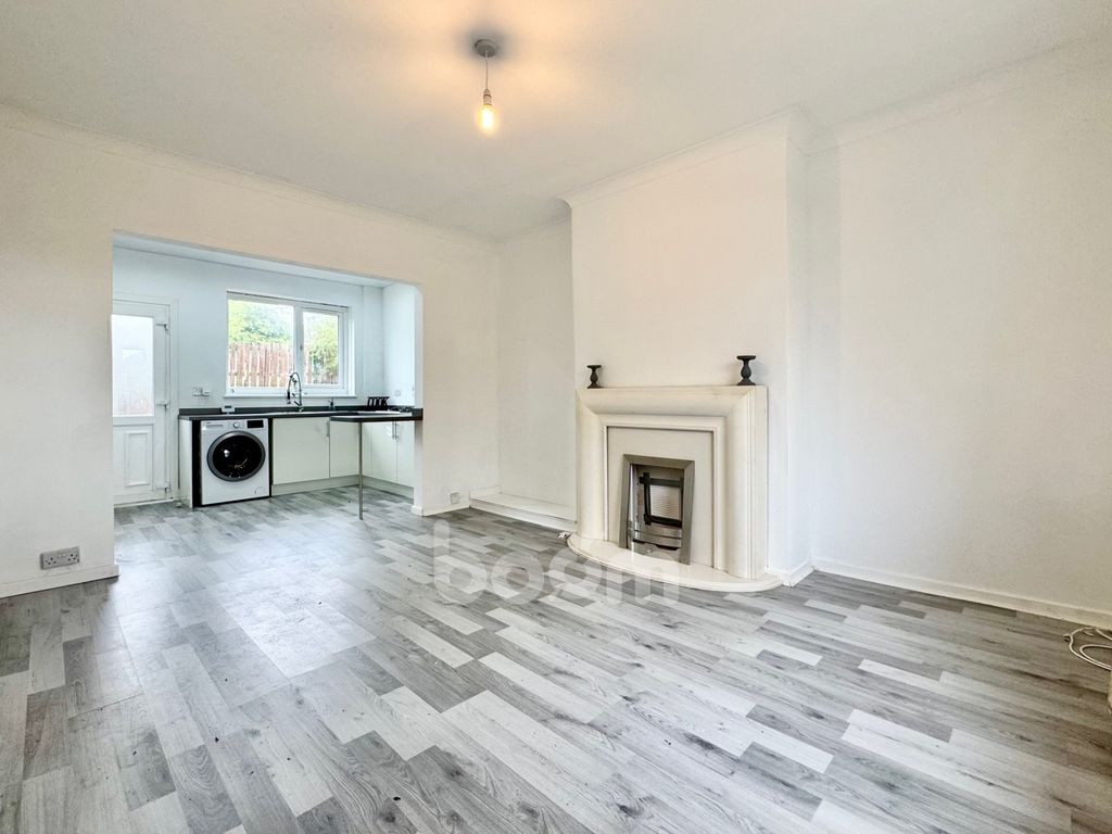 Property photo 2 of 18 St Margarets Avenue, Dalry Lounge