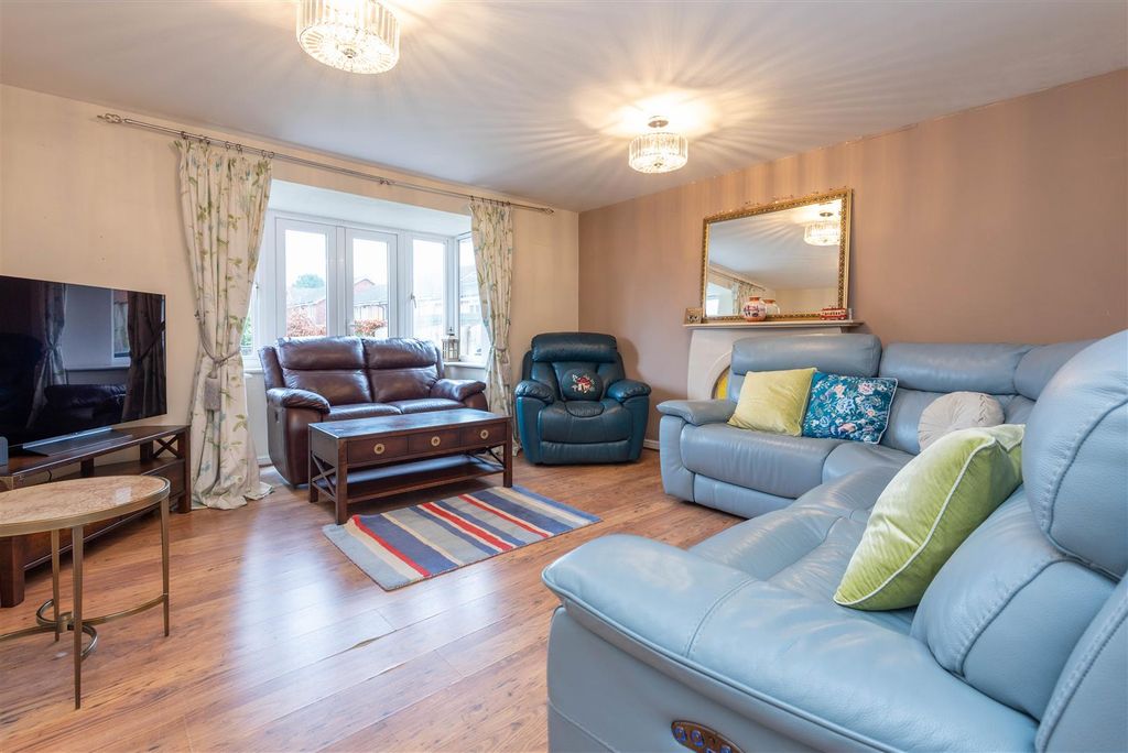 Property photo 3 of 22 Lounge