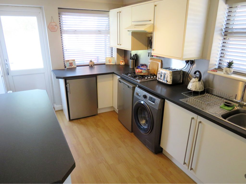 Property photo 3 of 8 Kitchen