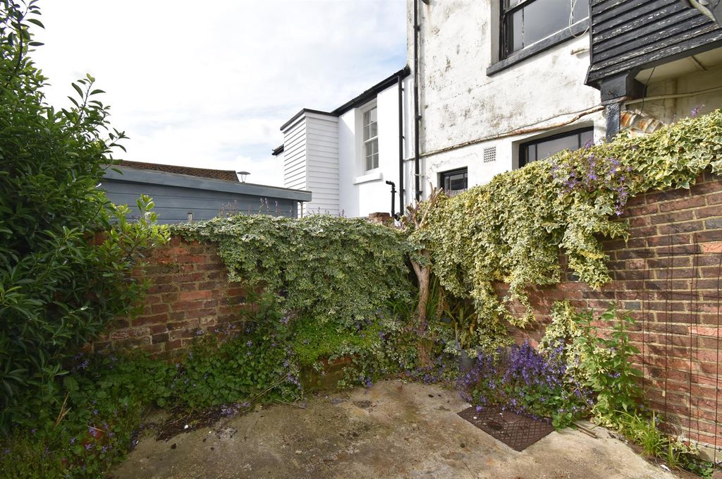 Property photo 3 of 19 Courtyard Garden