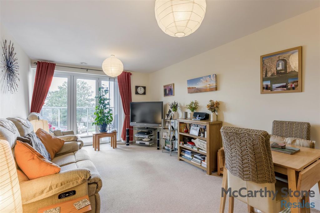 Property photo 2 of 17 8665107-Interior13.Jpg