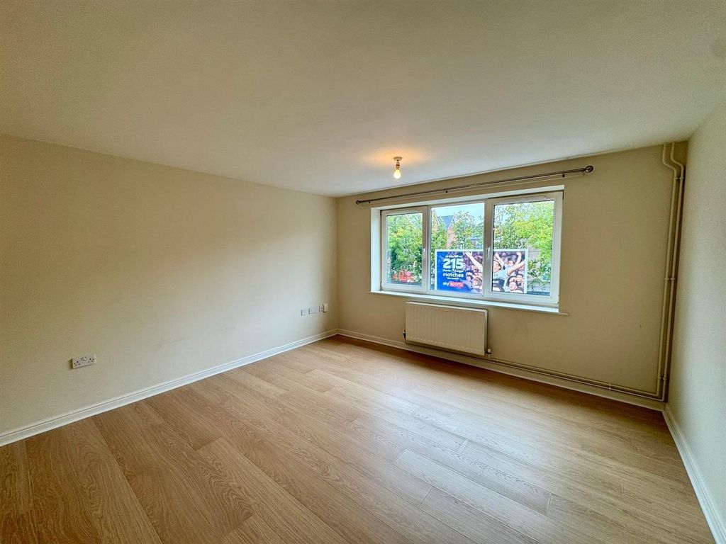 Property photo 3 of 16 Living Room