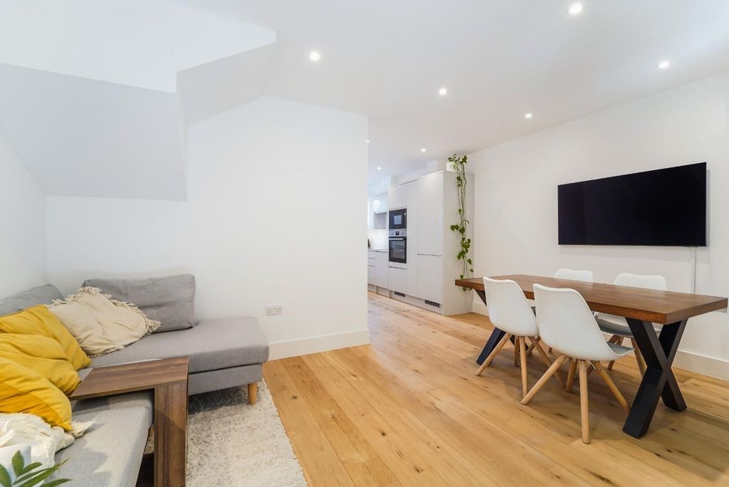Property photo 3 of 14 Tadorne Terrace