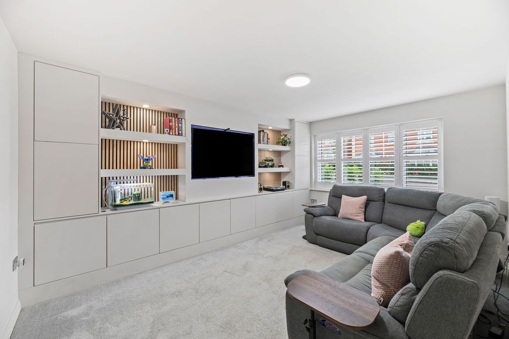 Property photo 2 of 22 Longe