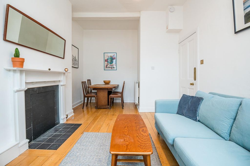 Property photo 3 of 11 Lounge