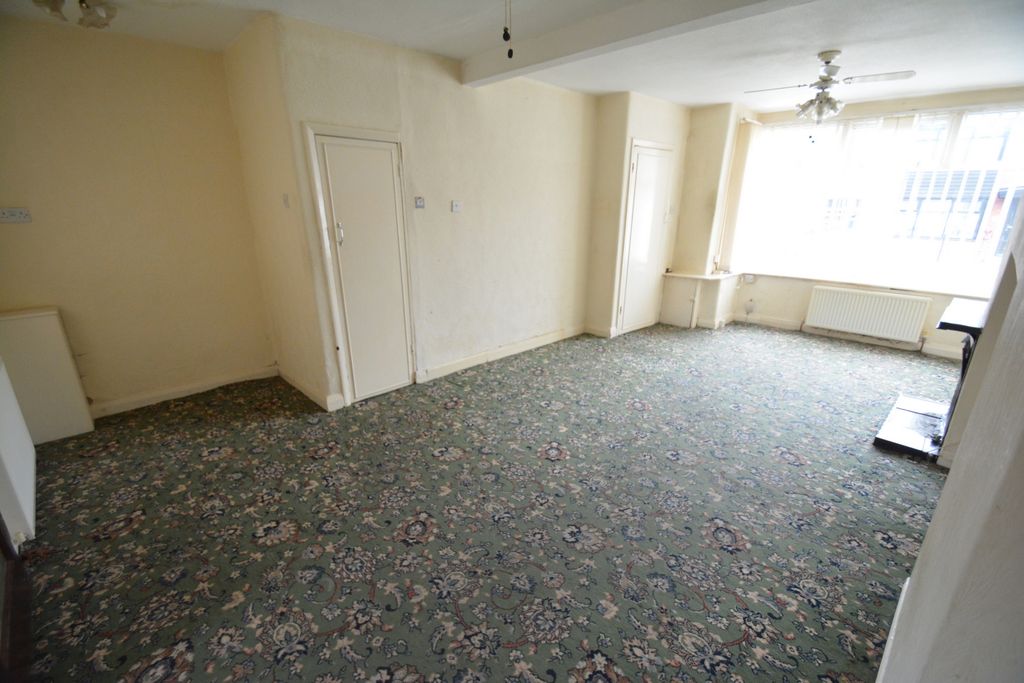 Property photo 3 of 9 Lounge