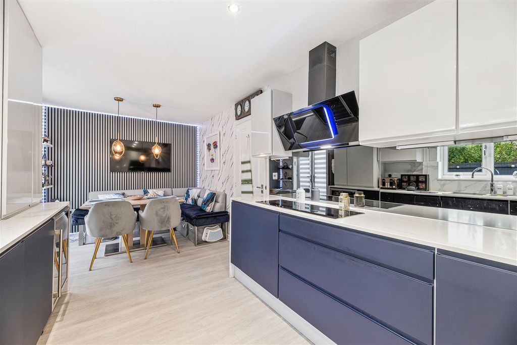 Property photo 3 of 28 Kitchen/Dining Area