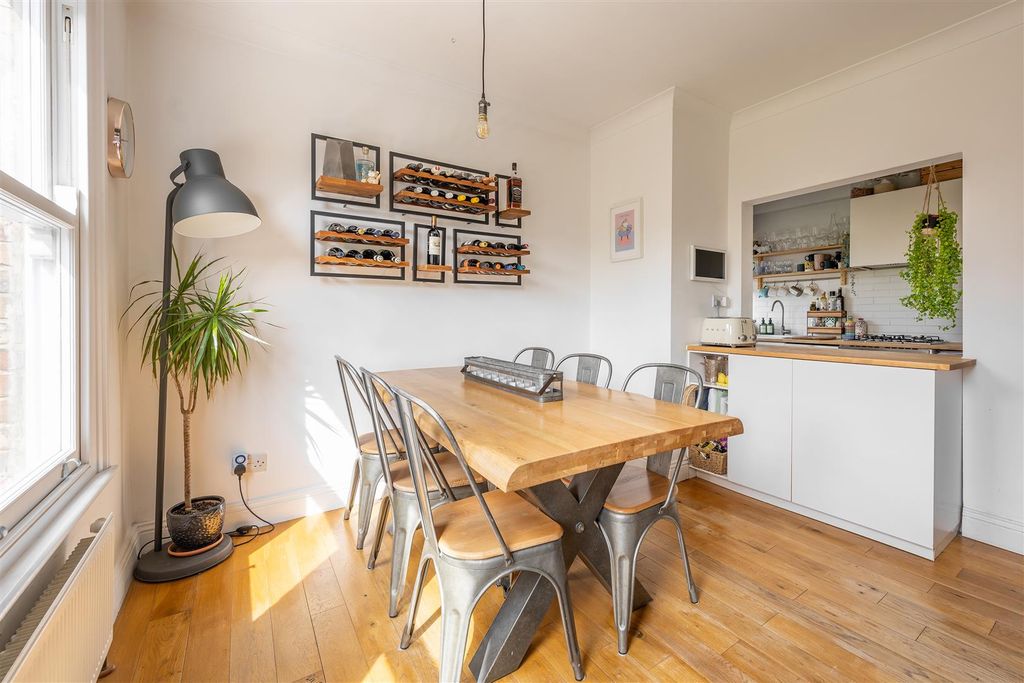 Property photo 3 of 31 Winns Avenue, E17