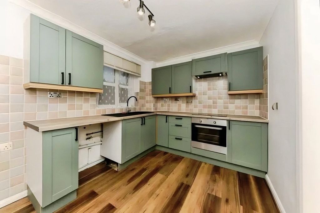 Property photo 2 of 10 Kitchen