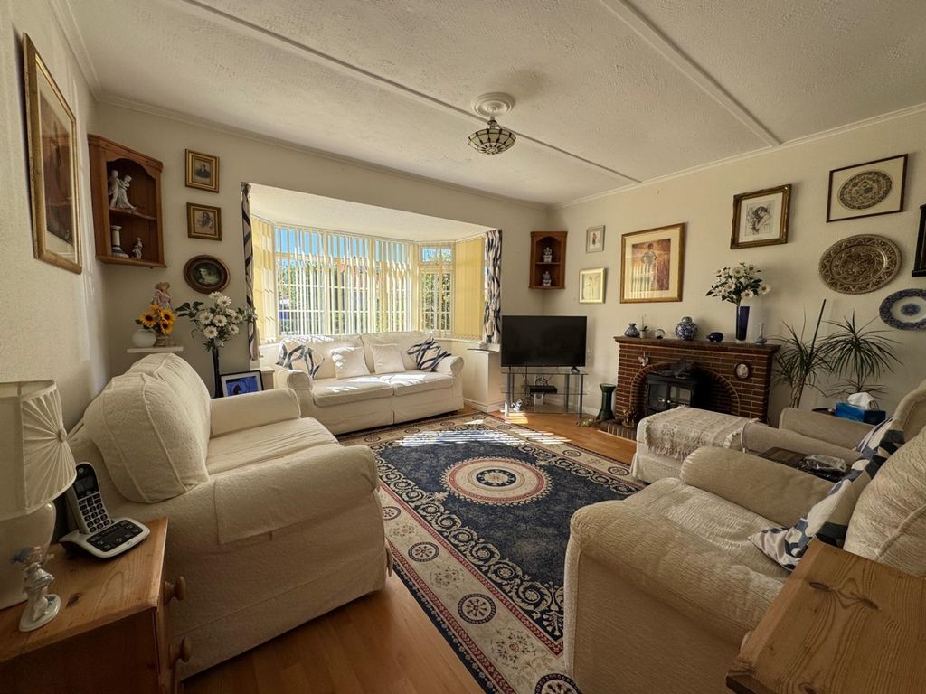 Property photo 3 of 13 Lounge