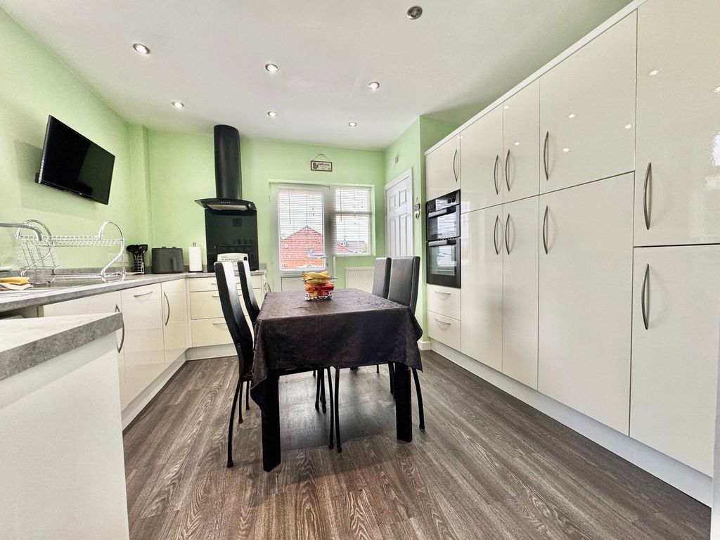 Property photo 3 of 28