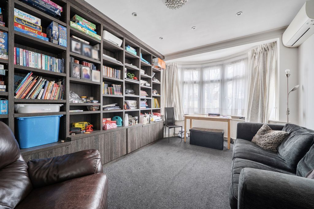 Property photo 2 of 18 Lounge