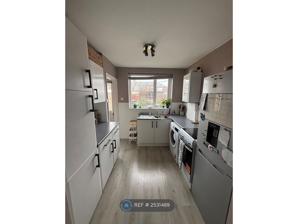 Property photo 3 of 10 Kitchen
