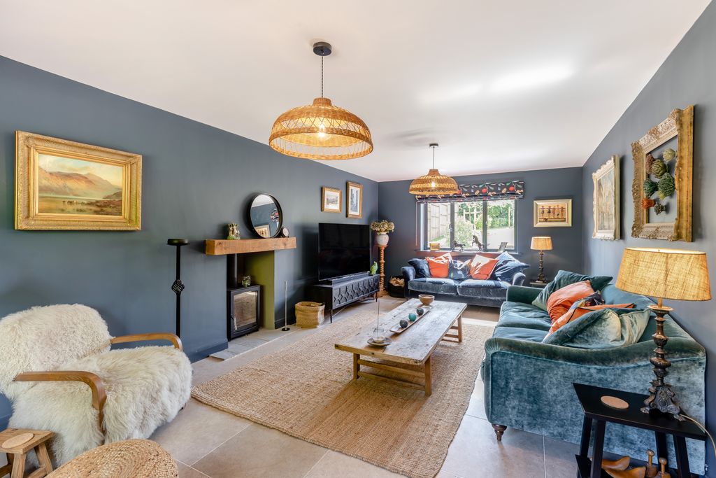Property photo 3 of 22 8662286-Interior10