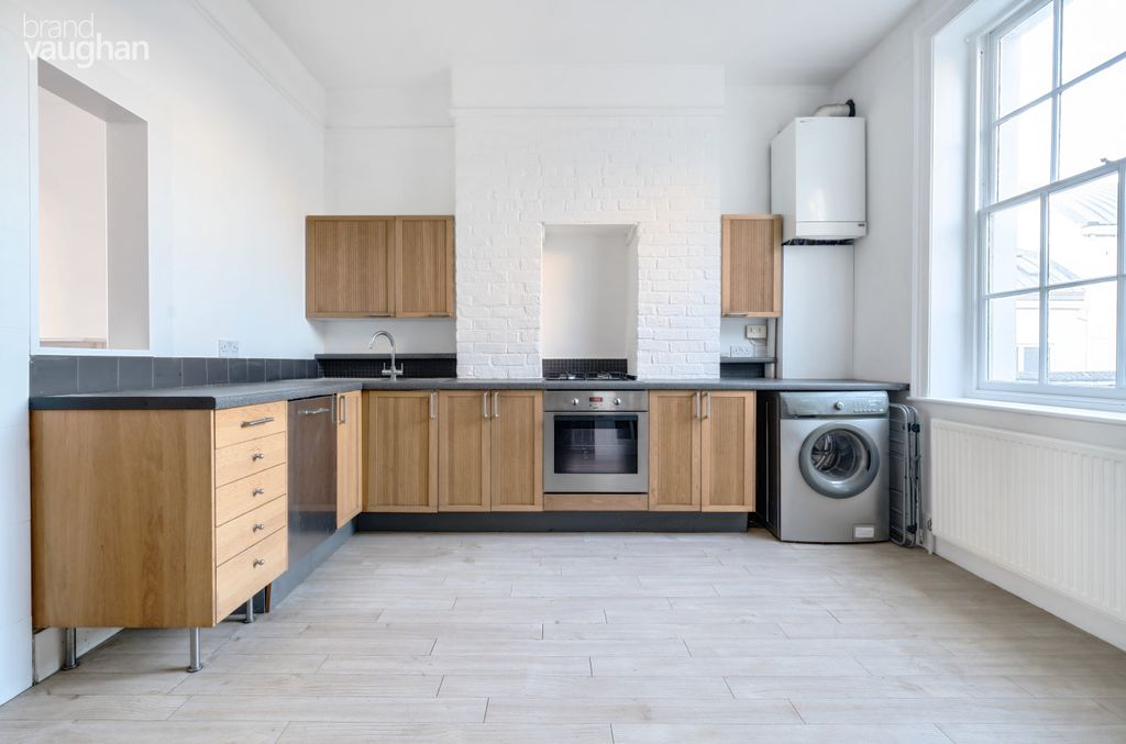 Property photo 3 of 12 Kitchen