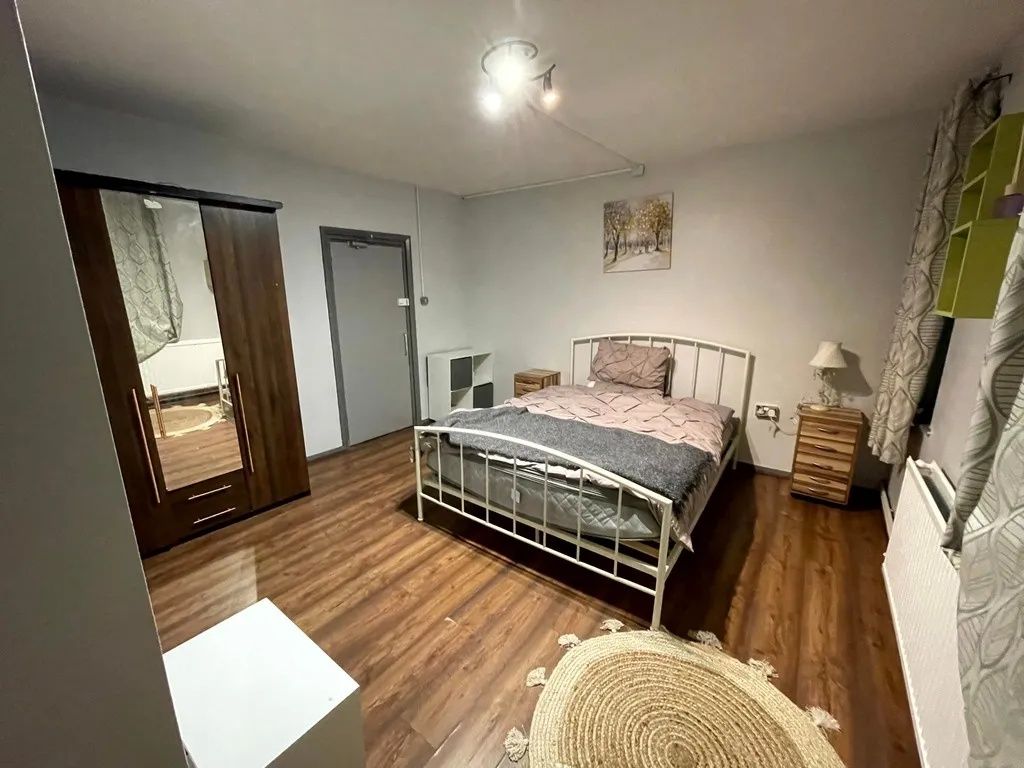 Property photo 2 of 12 A Well-Kept Double Bedroom Featuring A Comfortable...