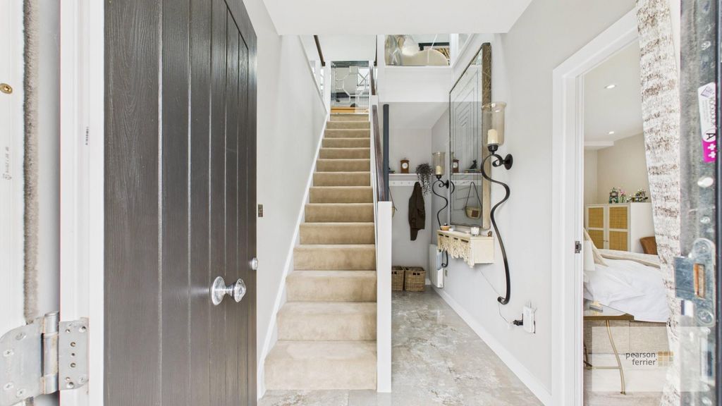 Property photo 2 of 21 Entrance Hall