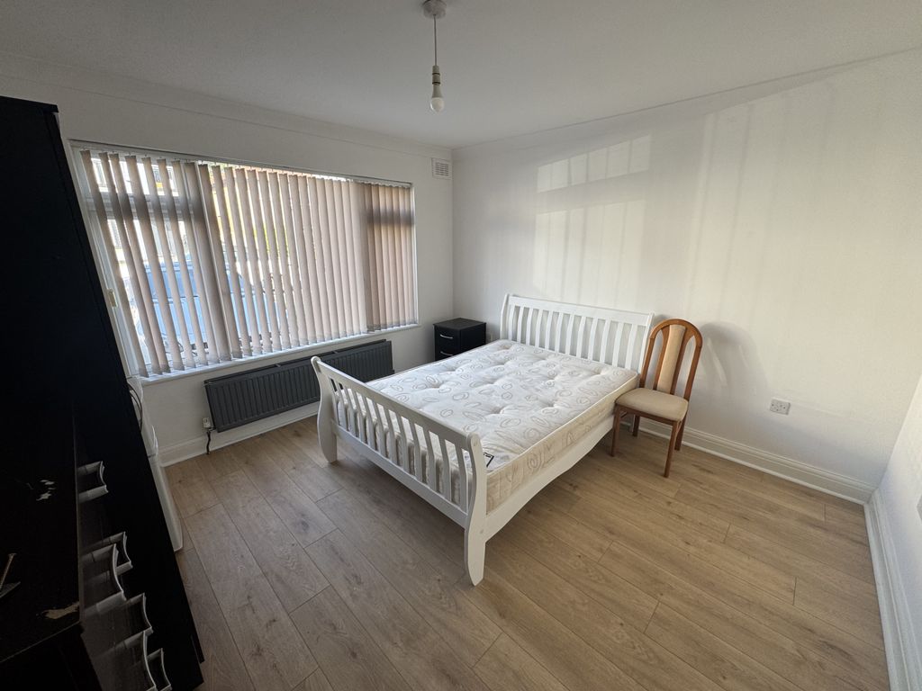 Property photo 1 of 5 Room To Rent