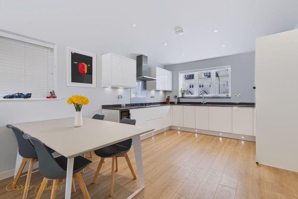 Property photo 3 of 18 Kitchen/Breakfast Area