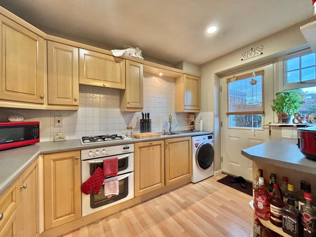 Property photo 2 of 11 Kitchen