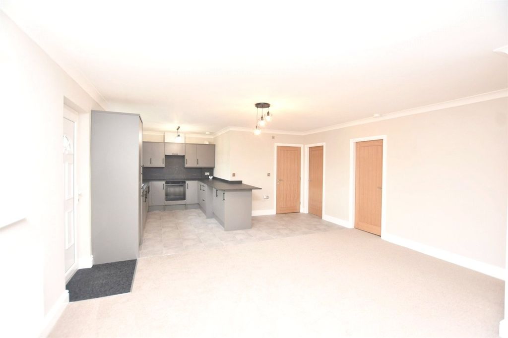 Property photo 3 of 15 Lounge