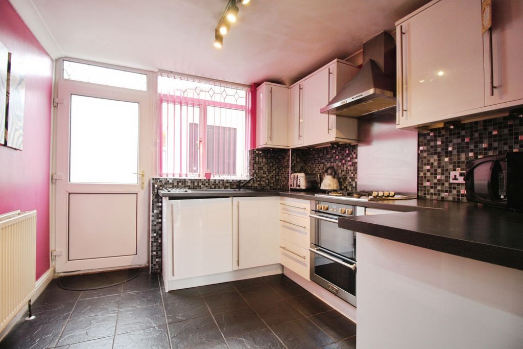Property photo 2 of 18 Kitchen