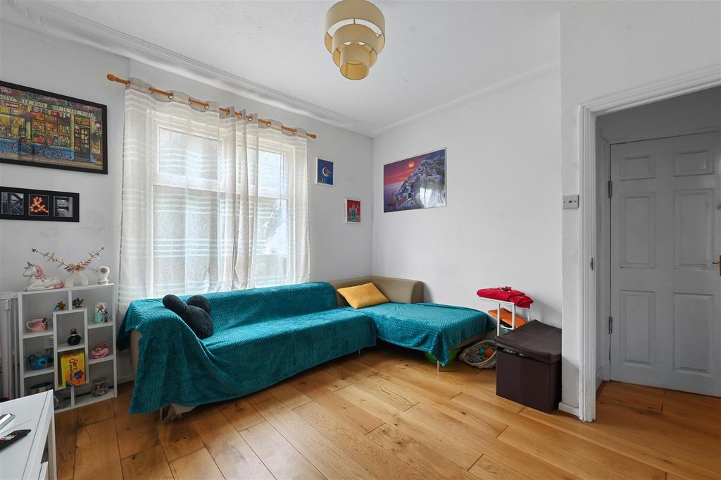 Property photo 3 of 16 Sitting Room/Bedroom