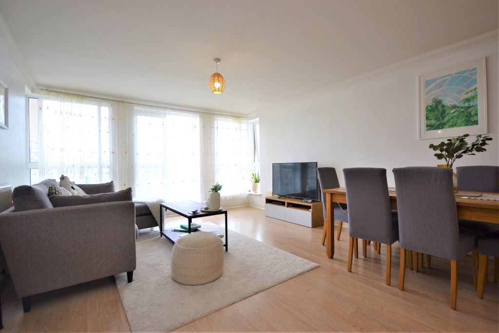 Property photo 3 of 8 Reception (3)