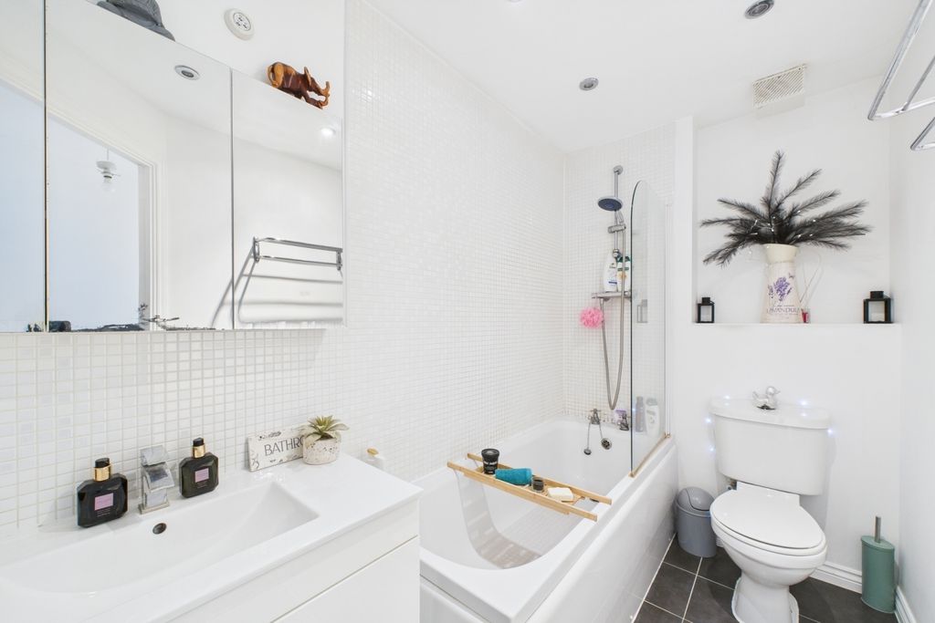 Additional image 6 of 2 bed flat for saleSandpiper Way, Leighton Buzzard, Bedfordshire LU7