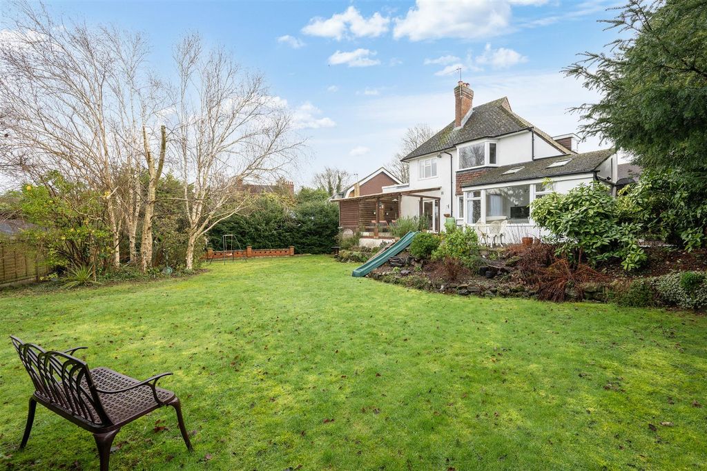 Property photo 2 of 20 Orchard Close, 5- (3).Jpg