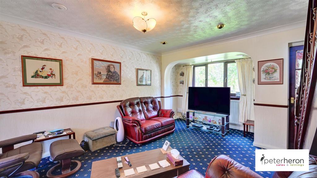 Property photo 2 of 18 Lounge