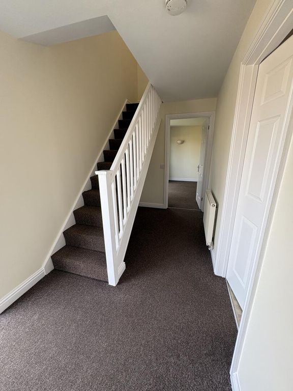 Property photo 2 of 10 Hallway