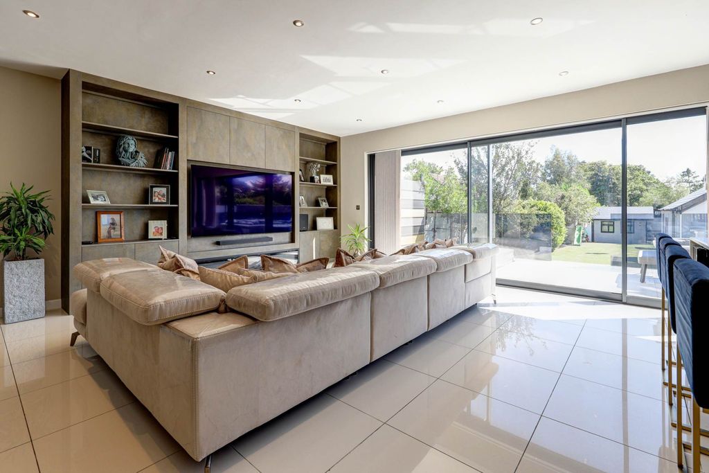 Property photo 2 of 28