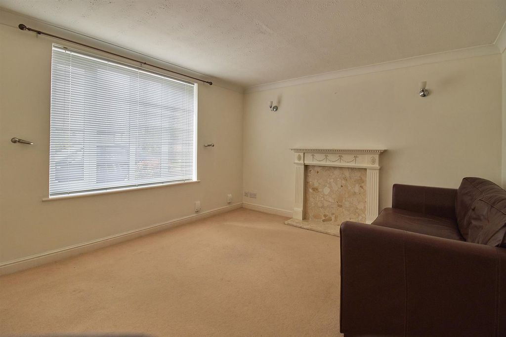 Property photo 3 of 6 Lounge