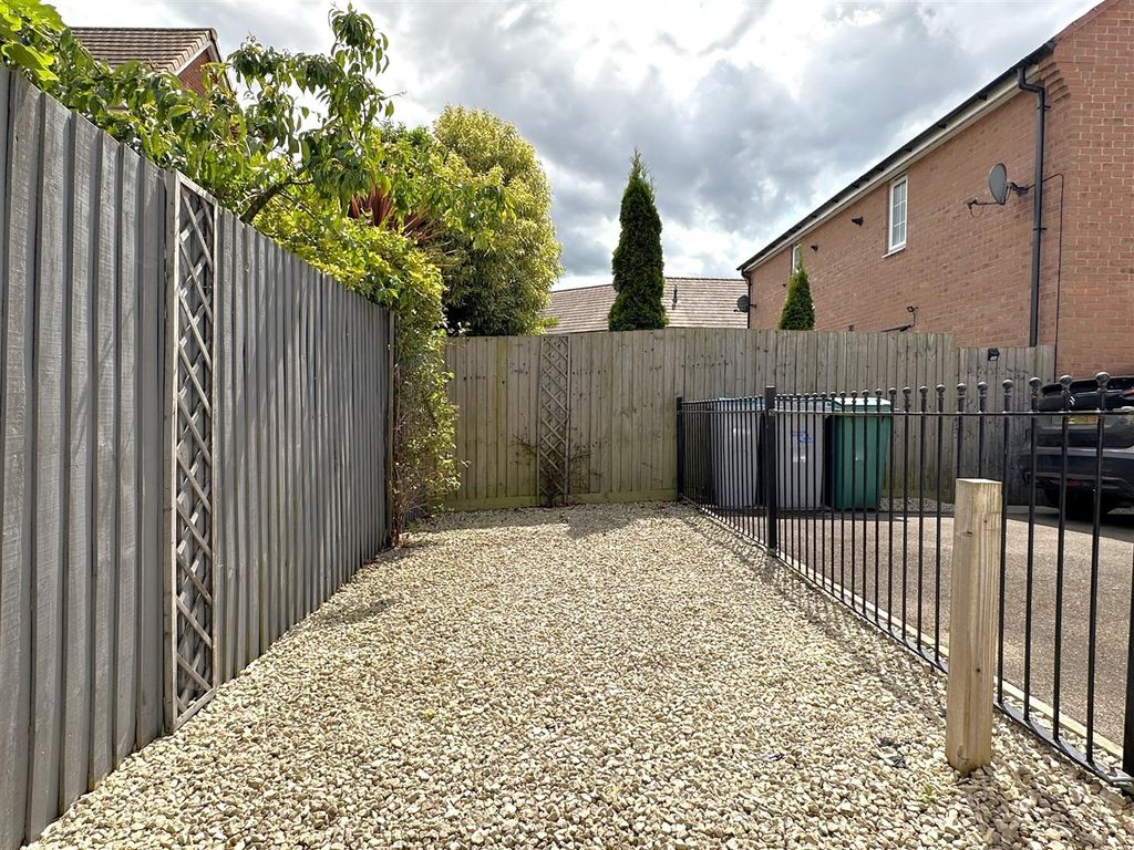 Property photo 3 of 14 Low-Maintenance Graveled Courtyard 611
