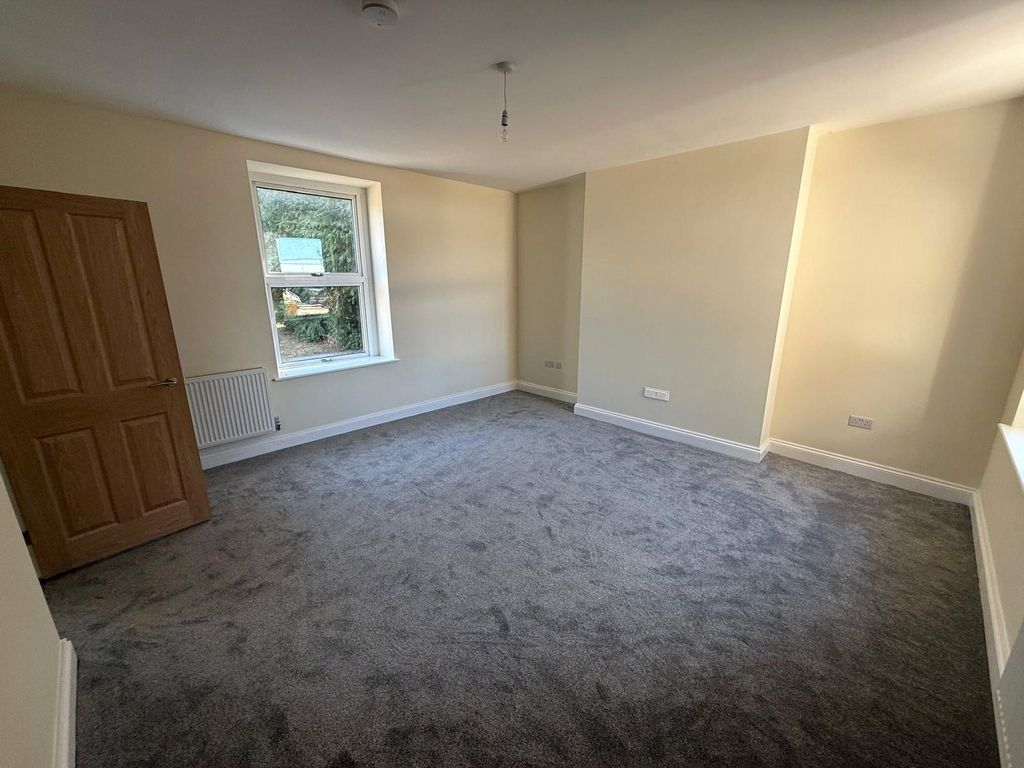 Property photo 3 of 12 Lounge