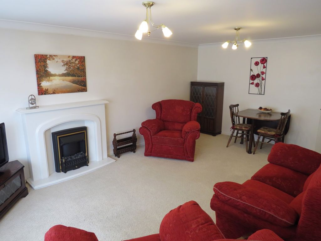 Property photo 3 of 11 Lounge