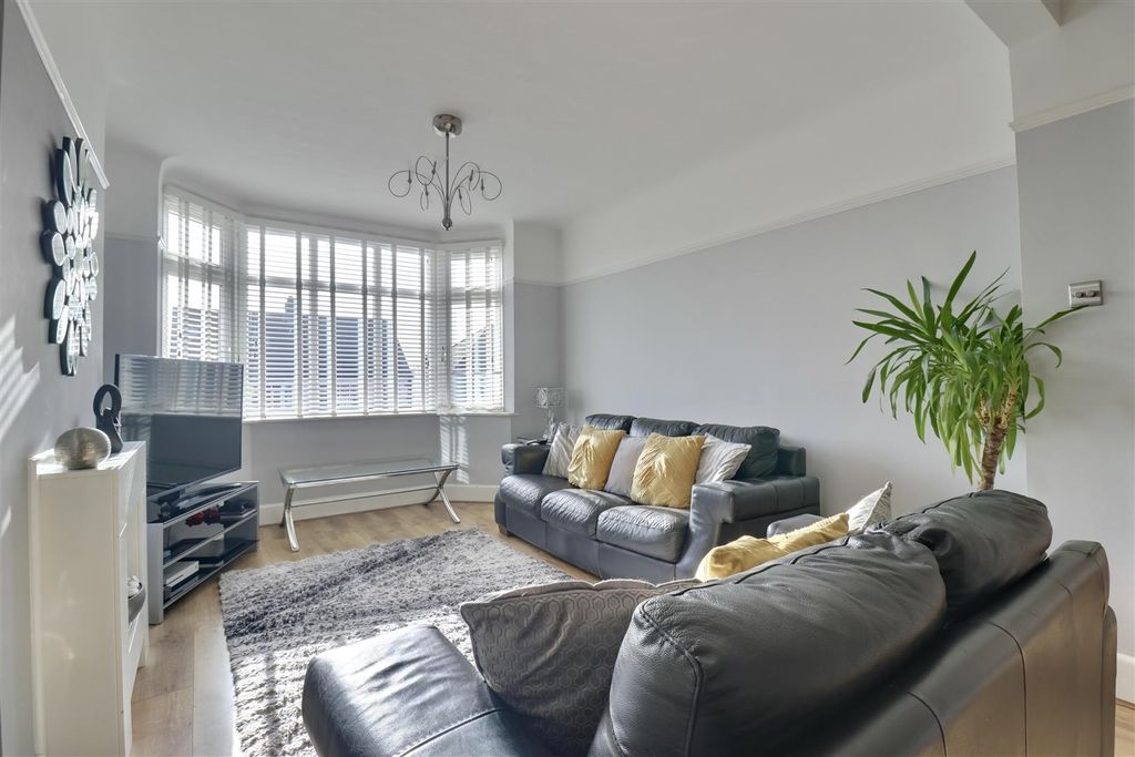 Property photo 2 of 30 4F7690Ed-F641-4439-869A-Bdcaf349161B_1_201_A.Jpeg