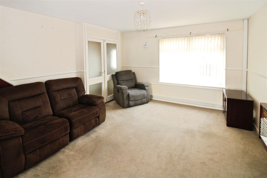 Property photo 2 of 17 Lounge